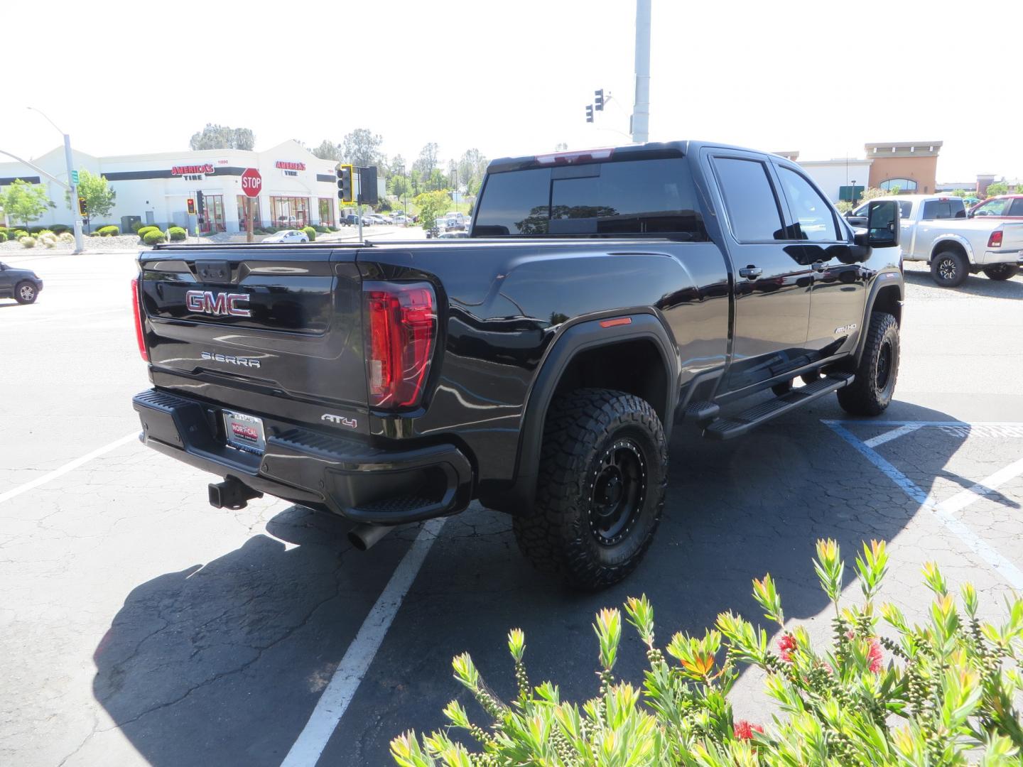 2020 BLACK /BLACK GMC Sierra 2500HD AT4 (1GT49PE76LF) with an 6.6L V8 engine, automatic transmission, located at 2630 Grass Valley Highway, Auburn, CA, 95603, (530) 508-5100, 38.937893, -121.095482 - Features a 3" BDS level kit with Fox shocks, 35" Toyo RT trail tires, 17" Method race wheels, JL audio Subwoofer, Window tint, and a power Tonneau cover. - Photo#4